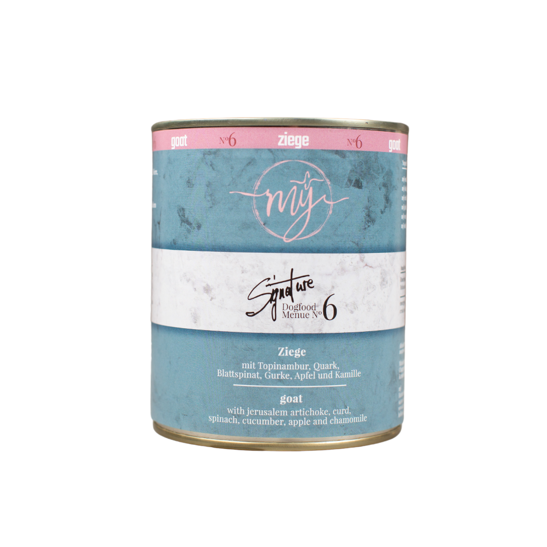 Dose Hundefutter mit hell blauem Etikett. Aufschrift: my Signature, Dogfood Menue No.6, Ziege und Zutaten wie Topinambur, Quark, Blattspinat, Gurke, Apfel