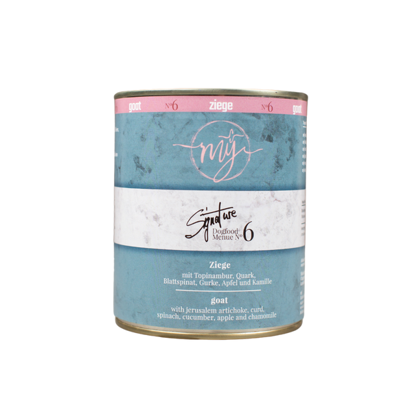 Dose Hundefutter mit hell blauem Etikett. Aufschrift: my Signature, Dogfood Menue No.6, Ziege und Zutaten wie Topinambur, Quark, Blattspinat, Gurke, Apfel