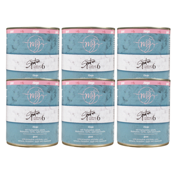 Sechs Dosen Hundefutter mit hell blauem Etikett. Aufschrift: my Signature, Dogfood Menue No.6, Ziege und Zutaten wie Topinambur, Quark, Blattspinat, Gurke, Apfel