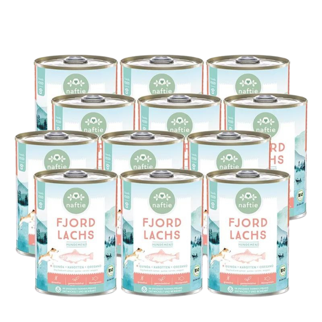 Zwölf Runddosen mit dem Produktnamen 'FJORD LACHS' von naftie. Enthält Quinoa, Karotten und Oregano. Abgebildet sind ein Hund und eine Landschaft mit Bergen und Wasser.