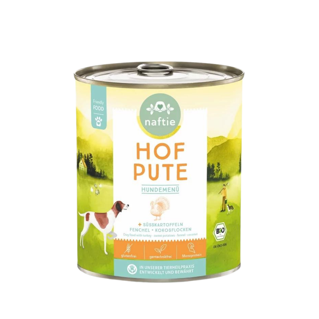 Dose mit Bio-Hundefutter von naftie, 800g, mit Abbildung eines Hundes und Landschaft im Hintergrund. Aufschrift: 'HOF PUTE HUNDEMENÜ.