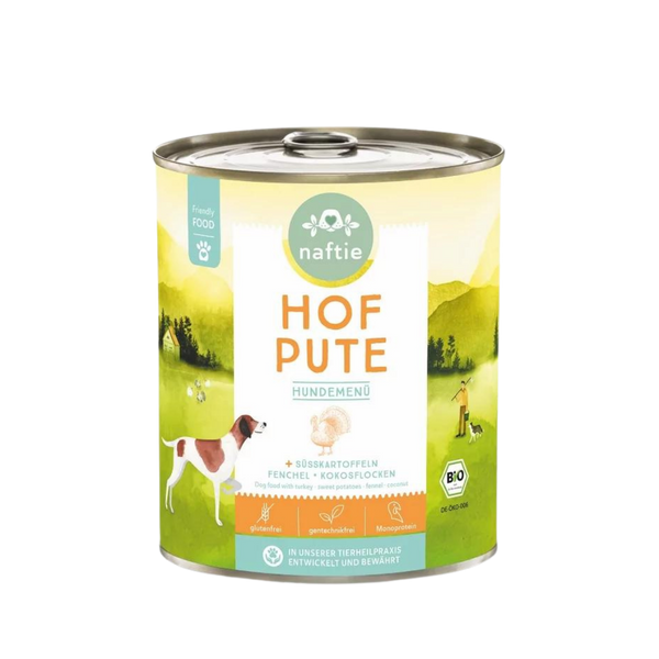 Dose mit Bio-Hundefutter von naftie, 800g, mit Abbildung eines Hundes und Landschaft im Hintergrund. Aufschrift: 'HOF PUTE HUNDEMENÜ.