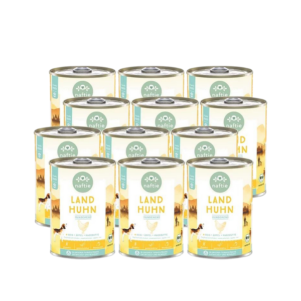 Zwölf Dosen mit Bio-Hundefutter von naftie, 400g, mit Abbildung eines Hundes und Landschaft im Hintergrund. Aufschrift: 'LAND HUHN HUNDEMENÜ.