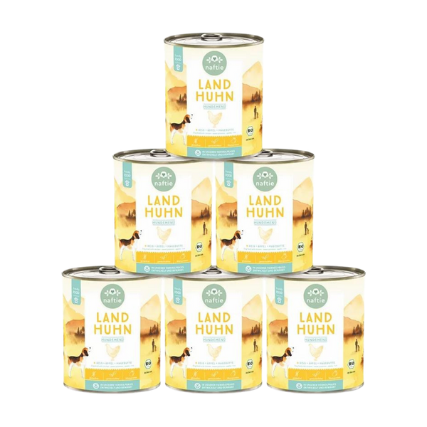 Sechs Dosen mit Bio-Hundefutter von naftie, 400g, mit Abbildung eines Hundes und Landschaft im Hintergrund. Aufschrift: 'LAND HUHN HUNDEMENÜ.