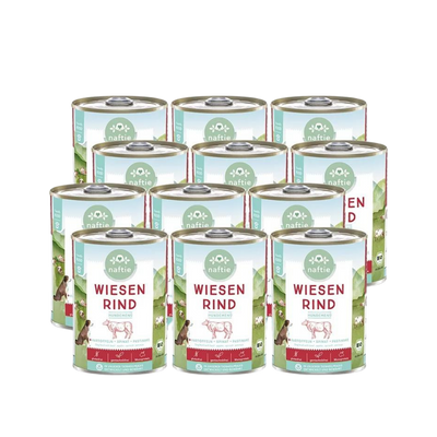 Zwölf Dosen mit Bio-Hundefutter von naftie, 400g, mit Abbildung eines Hundes und Landschaft im Hintergrund. Aufschrift: 'WIESEN RIND HUNDEMENÜ.