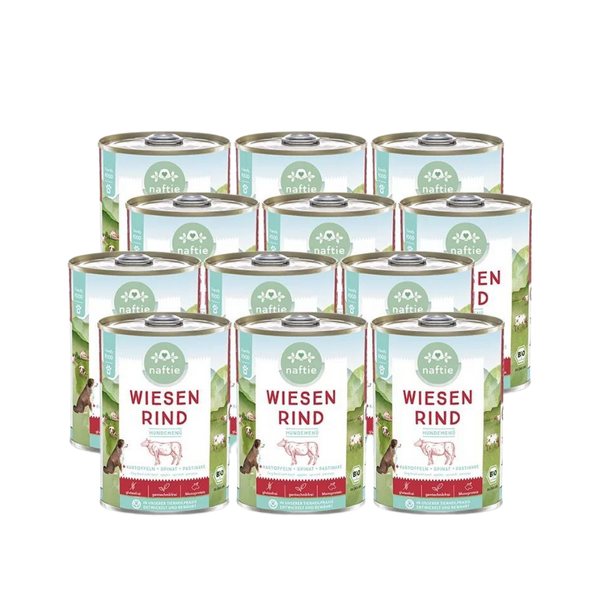 Zwölf Dosen mit Bio-Hundefutter von naftie, 400g, mit Abbildung eines Hundes und Landschaft im Hintergrund. Aufschrift: 'WIESEN RIND HUNDEMENÜ.