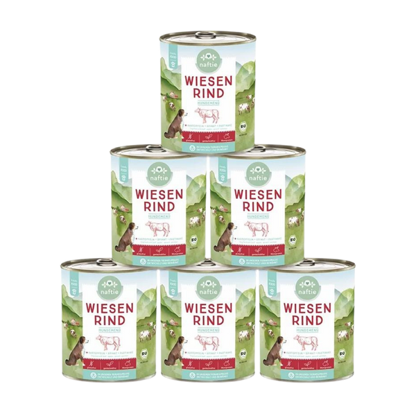 Sechs Dosen mit Bio-Hundefutter von naftie, 800g, mit Abbildung eines Hundes und Landschaft im Hintergrund. Aufschrift: 'WIESEN RIND HUNDEMENÜ.