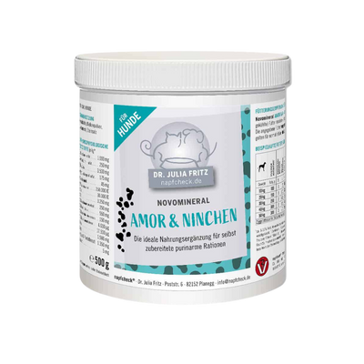 Runddose mit 500g Nahrungsergänzung für Hunde. Auf dem Etikett steht 'Dr. Julia Fritz', 'napfcheck.de', 'Novomineral', 'Amor & Ninchen'.