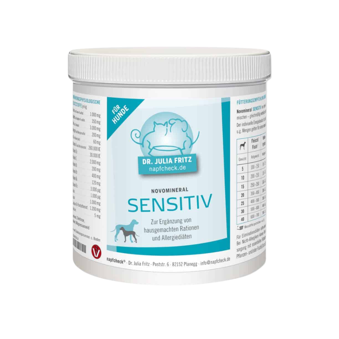 Runddose mit 500g Nahrungsergänzung für Hunde. Auf dem Etikett steht 'Dr. Julia Fritz', 'napfcheck.de', 'Novomineral', 'Sensitiv'.