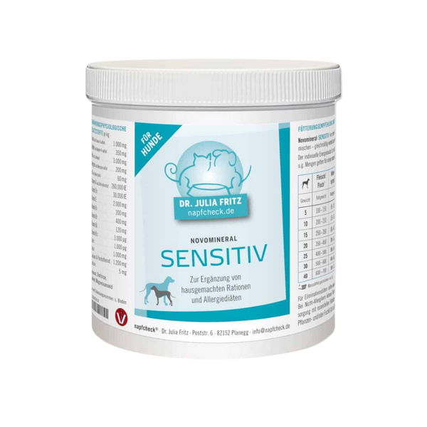 Runddose mit 500g Nahrungsergänzung für Hunde. Auf dem Etikett steht 'Dr. Julia Fritz', 'napfcheck.de', 'Novomineral', 'Sensitiv'.