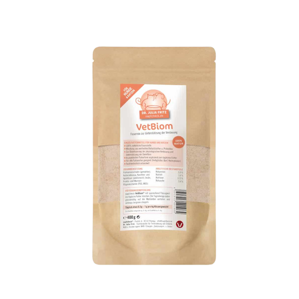 Verpackung von VetBiom, 400g, mit beige-farbenem Beutel. Vorderseite zeigt den Produktnamen 'VetBiom', Hersteller 'Dr. Julia Fritz' und Nährwertangaben.