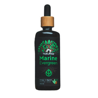 Schwarze Flasche mit Holzverschluss, beschriftet mit 'NatuRise Marine Evergreen', enthält 100 ml Omega-3-Algenöl