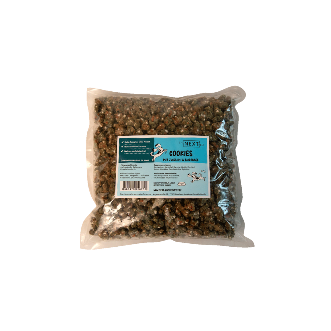 Verpackung mit 500g Cookies für Haustiere, die Zucchini und Hartkäse enthalten. Die Tüte ist transparent und zeigt die Cookies in verschiedenen Farben.