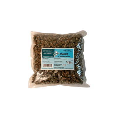 Verpackung mit 500g Cookies für Haustiere, die Zucchini und Hartkäse enthalten. Die Tüte ist transparent und zeigt die Cookies in verschiedenen Farben.