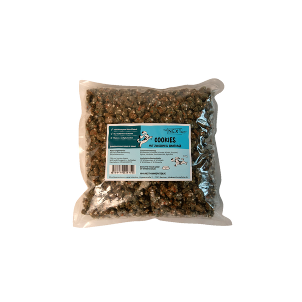 Verpackung mit 500g Cookies für Haustiere, die Zucchini und Hartkäse enthalten. Die Tüte ist transparent und zeigt die Cookies in verschiedenen Farben.