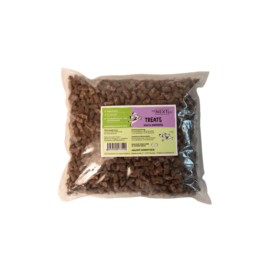 Transparente Verpackung mit 500 g Treats von der Marke 'NEXT'. Die Treats haben eine unregelmäßige Form und sind braun. Auf der Vorderseite befindet sich ein Etikett mit Produktinformationen.