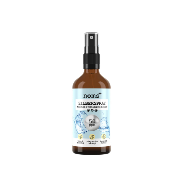 Braune Sprühflasche mit schwarzem Sprühkopf und Etikett mit der Aufschrift 'noms+ SILBERSPRAY +reines kolloidales Silber 50 ppm'