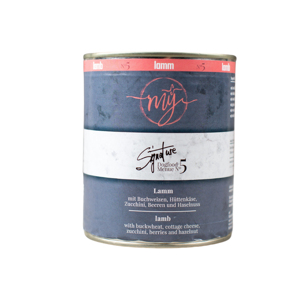 Dose Hundefutter mit blauem Etikett. Aufschrift: my Signature, Dogfood Menue No.5, Lamm und Zutaten wie Buchweizen, Zucchini, Hüttenkäse, Cranberry, Heidelbeeren, Haselnuss