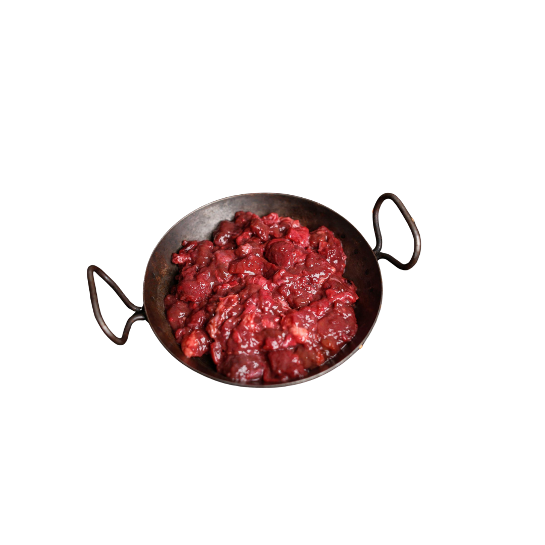 Innereienmix in einer scharzen Pfanne. Kleine Stücke die gewolft sind.