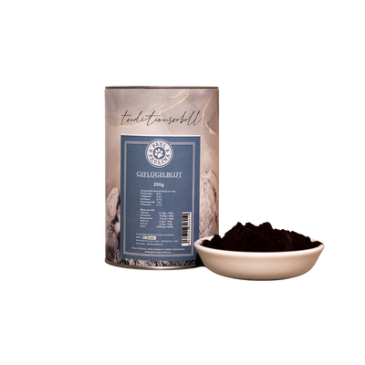 Dosenverpackung mit der Aufschrift 'Paul & Pauline Geflügelblut 250g' neben einer weißen Schale mit dunkelbraunem Pulver.