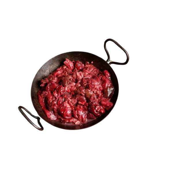 Eisenpfanne mit rohem, grob zerkleinertem rotem Fleisch