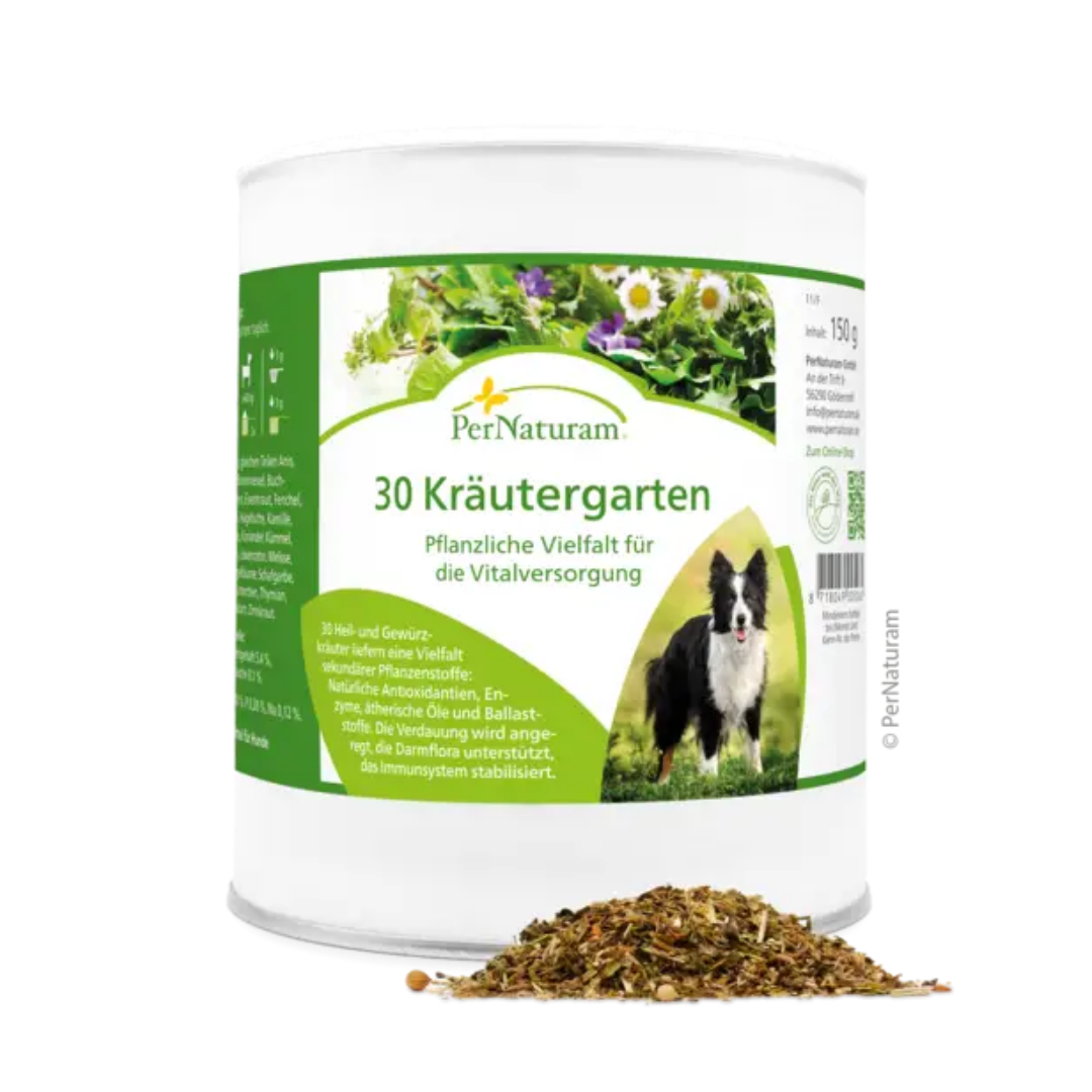 Weißer Behälter mit grünem Etikett der Marke PerNaturam, Produktname '30 Kräutergarten', mit Text zu pflanzlicher Vielfalt und einem Bild eines schwarzen und weißen Hundes, davor lose Kräutermischung.