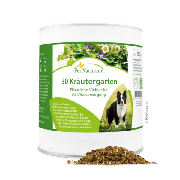 Weißer Behälter mit grünem Etikett der Marke PerNaturam, Produktname '30 Kräutergarten', mit Text zu pflanzlicher Vielfalt und einem Bild eines schwarzen und weißen Hundes, davor lose Kräutermischung.