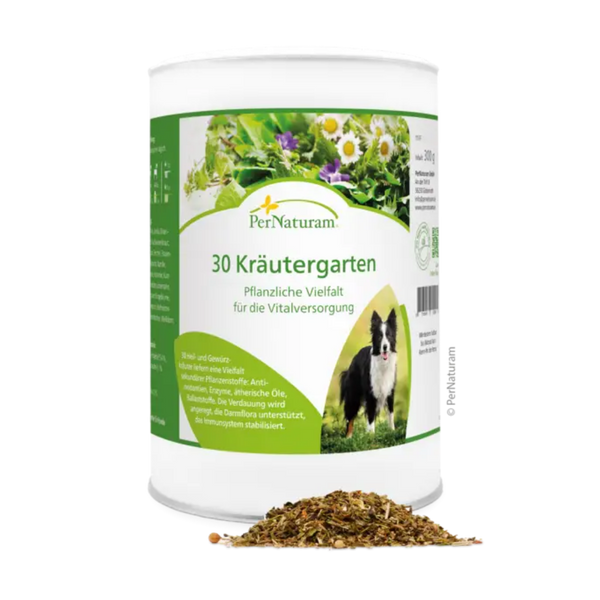 Weißer Behälter mit grünem Etikett der Marke PerNaturam, Produktname '30 Kräutergarten', mit Text zu pflanzlicher Vielfalt und einem Bild eines schwarzen und weißen Hundes, davor lose Kräutermischung.