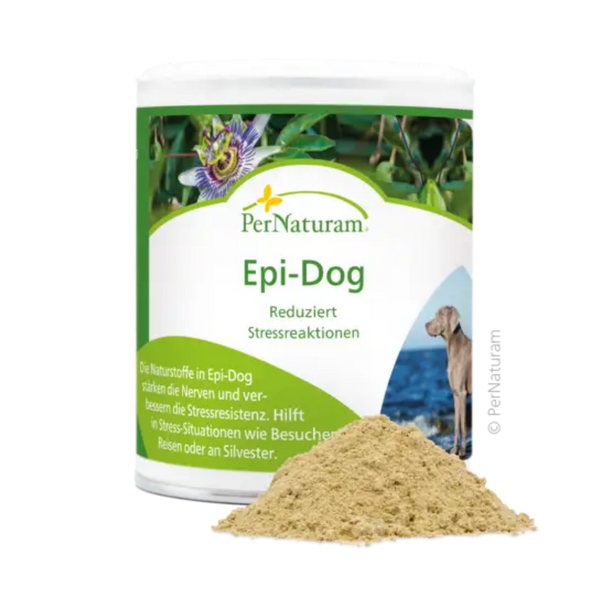 Weißer Behälter mit grünem Etikett der Marke PerNaturam, Produktname 'Epi-Dog', Pulver vor dem Behälter, Hundebild und Text 'Reduziert Stressreaktionen' sichtbar.