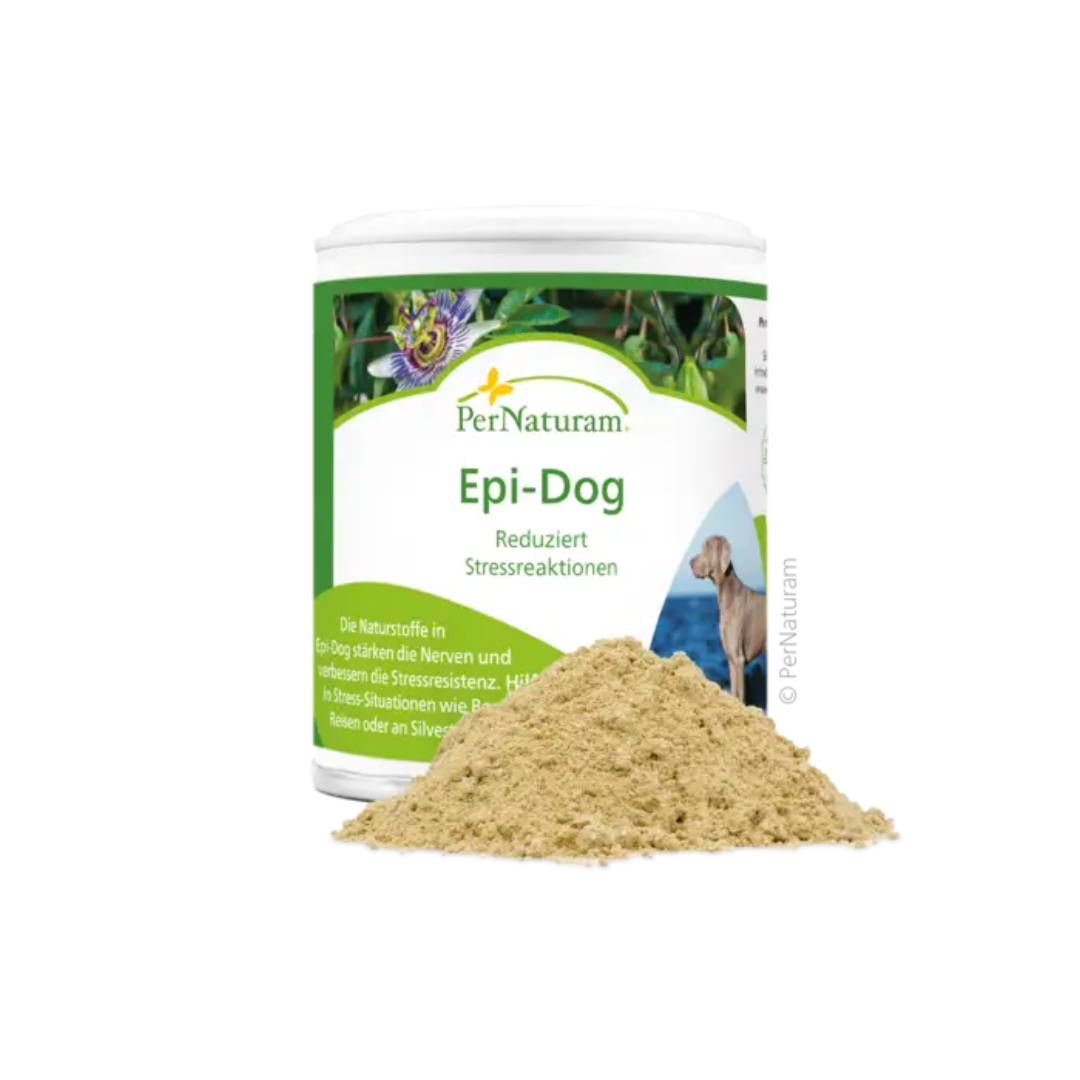Weißer Behälter mit grünem Etikett der Marke PerNaturam, Produktname 'Epi-Dog', Pulver vor dem Behälter, Hundebild und Text 'Reduziert Stressreaktionen' sichtbar.