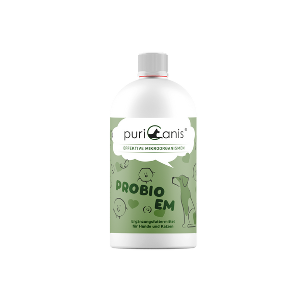 Weiße Flasche mit grünem Etikett, Aufschrift 'puriCanis effektive Mikroorganismen PROBIO EM Ergänzungsfuttermittel für Hunde und Katzen', Zeichnungen von Hund, Katze und Mikroorganismen