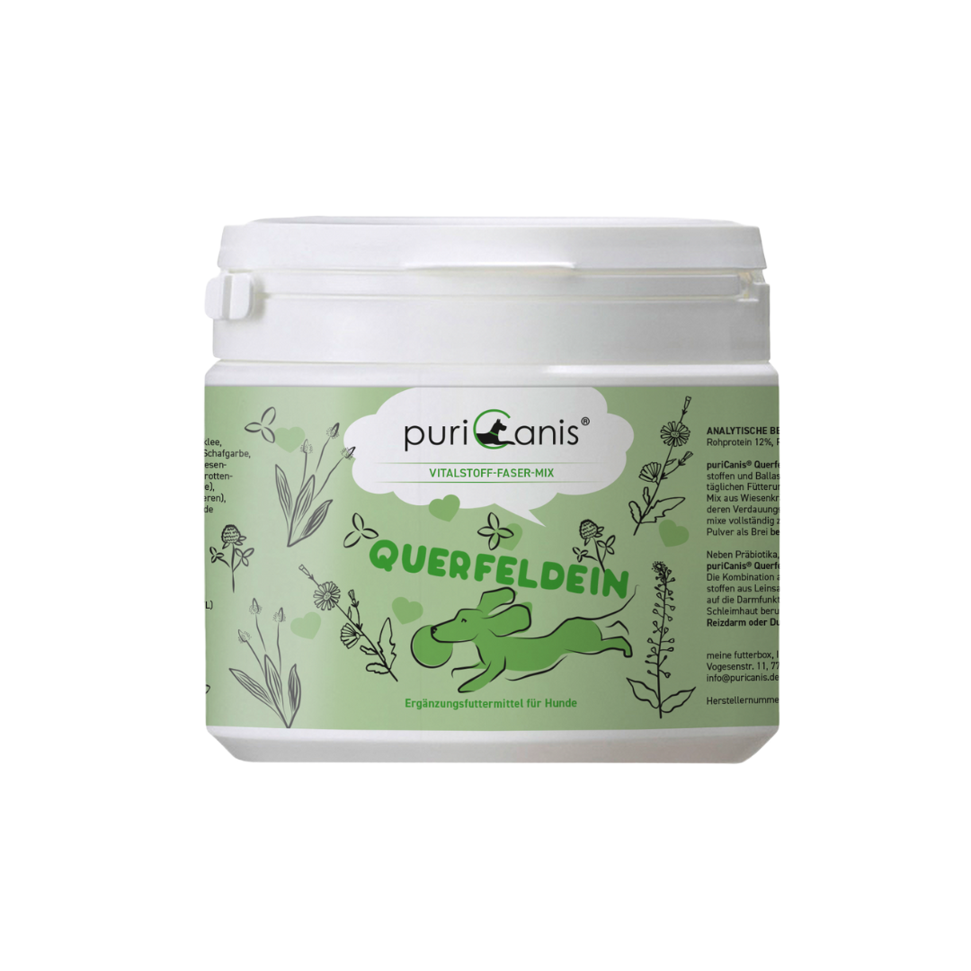 Weißer Kunststoffbehälter mit grünfarbenem Etikett, darauf das Logo puriCanis, ein grüner Hund, Blumen, Pflanzen und die Aufschrift 'QUERFELDEIN'.