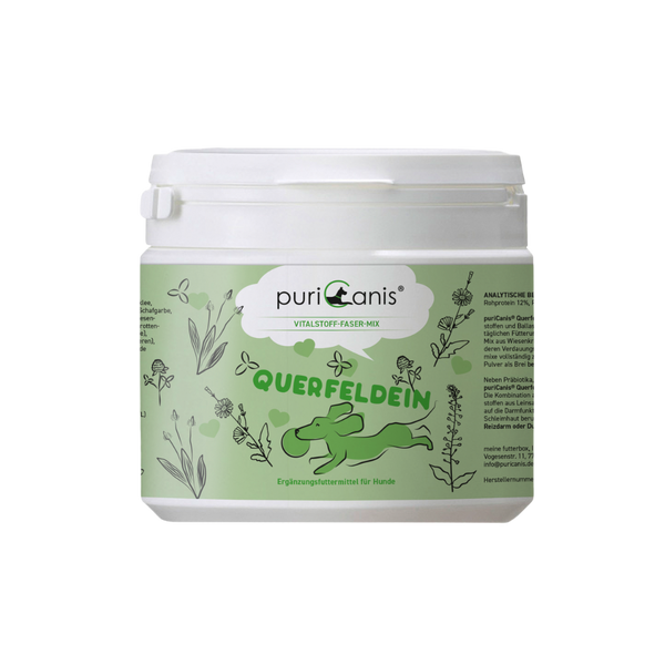 Weißer Kunststoffbehälter mit grünfarbenem Etikett, darauf das Logo puriCanis, ein grüner Hund, Blumen, Pflanzen und die Aufschrift 'QUERFELDEIN'.