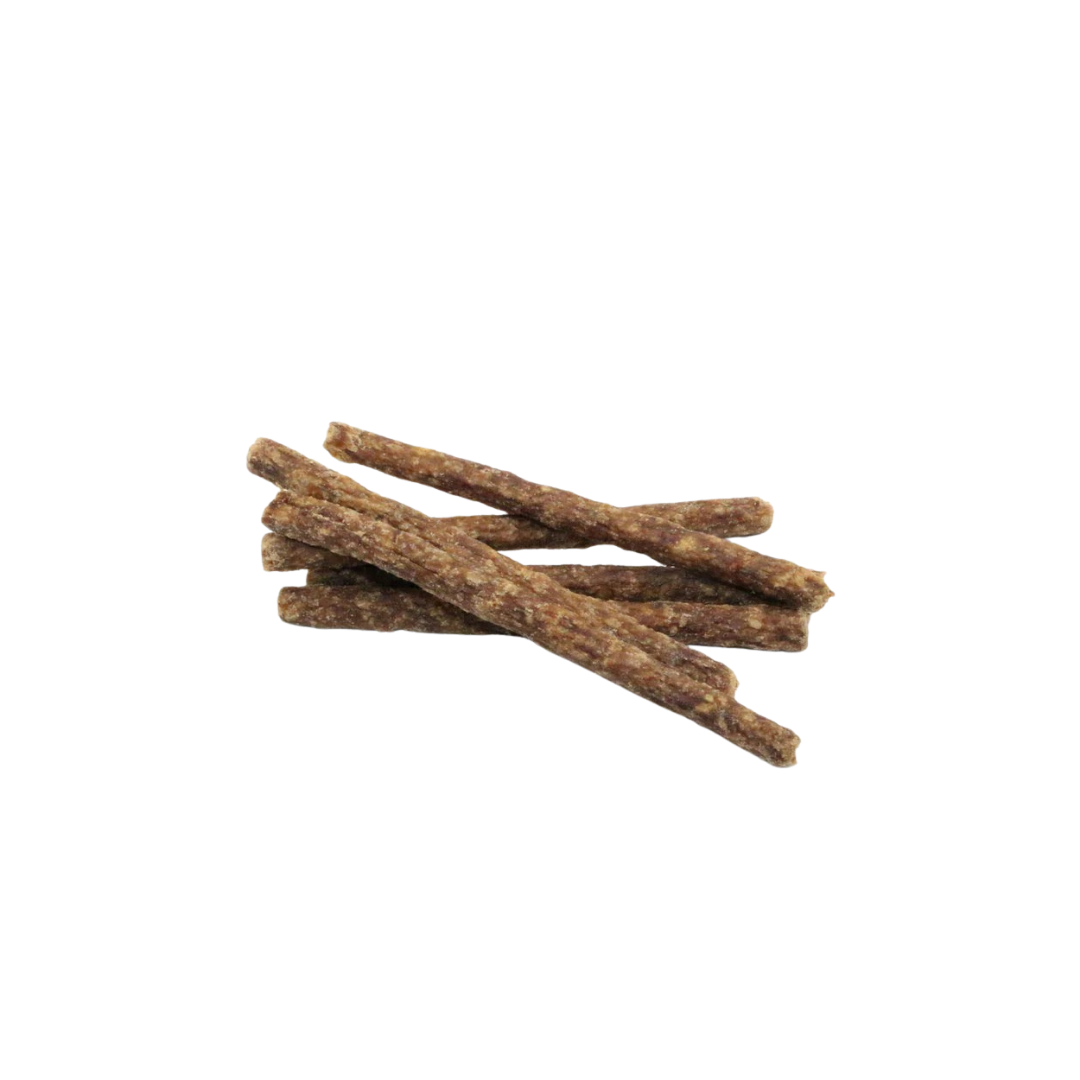 Mehrere getrocknete, längliche Fleischministicks ohne Verpackung auf weißem Hintergrund