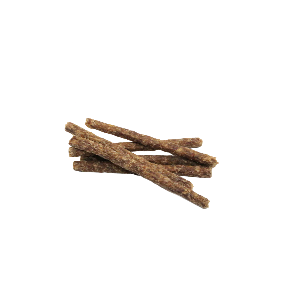 Mehrere getrocknete, längliche Fleischministicks ohne Verpackung auf weißem Hintergrund