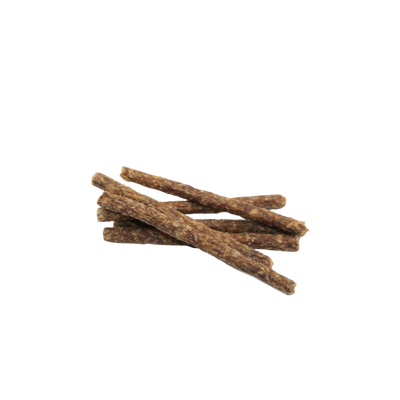 Mehrere getrocknete, längliche Fleischministicks ohne Verpackung auf weißem Hintergrund