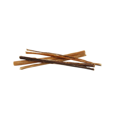 Getrocknete, längliche Rinderdärme als Hundesnack auf weißem Hintergrund