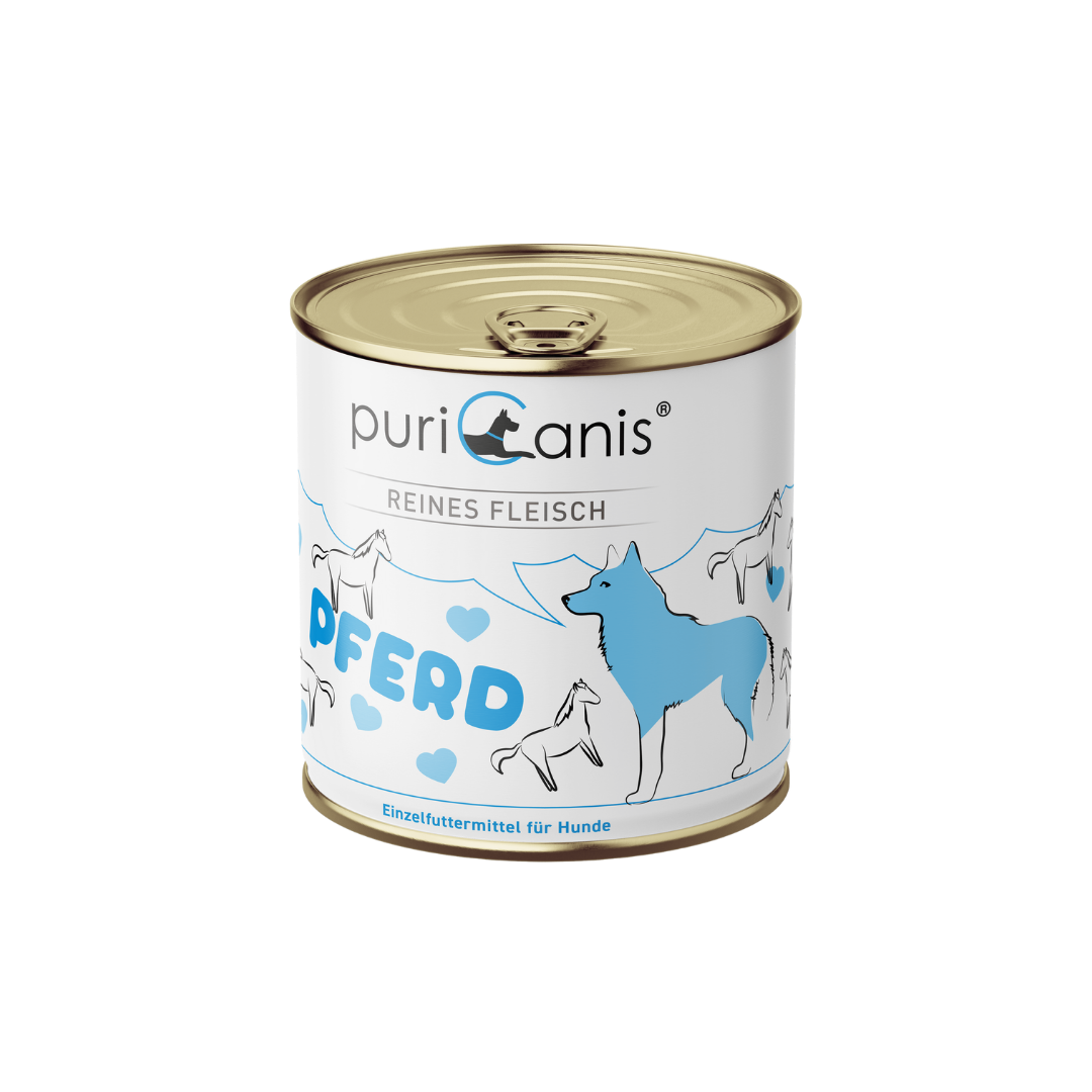 Dose mit Hundefutter der Marke puricanis, Aufschrift 'Reines Fleisch Pferd', Illustration eines stehenden Hundes und mehrerer Pferde, Text 'Einzelfuttermittel für Hunde'