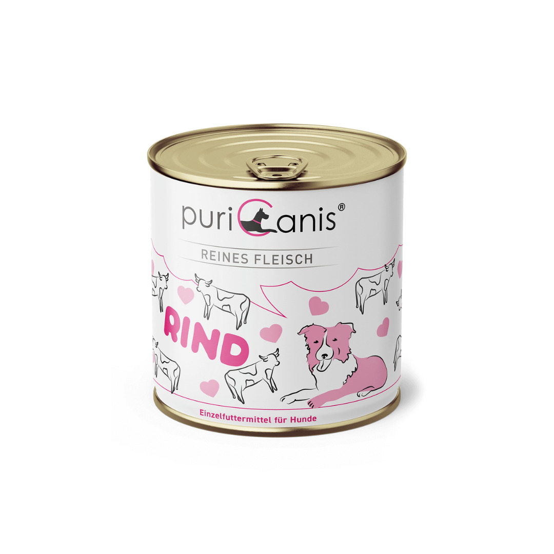 Dose mit Hundefutter der Marke puricanis, Aufschrift 'Reines Fleisch Rind', Illustration eines sitzenden Hundes und mehrerer Rinder, Text 'Einzelfuttermittel für Hunde'