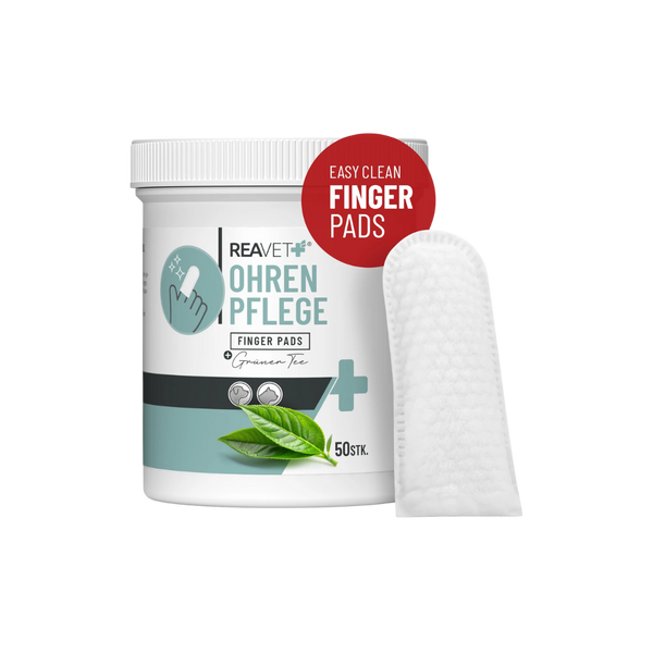 Weißer Behälter mit grünem Teeblatt und Text 'REAVET OHREN PFLEGE FINGER PADS Grüner Tee 50 Stk.', daneben ein weißes Fingerpad mit strukturierter Oberfläche.
