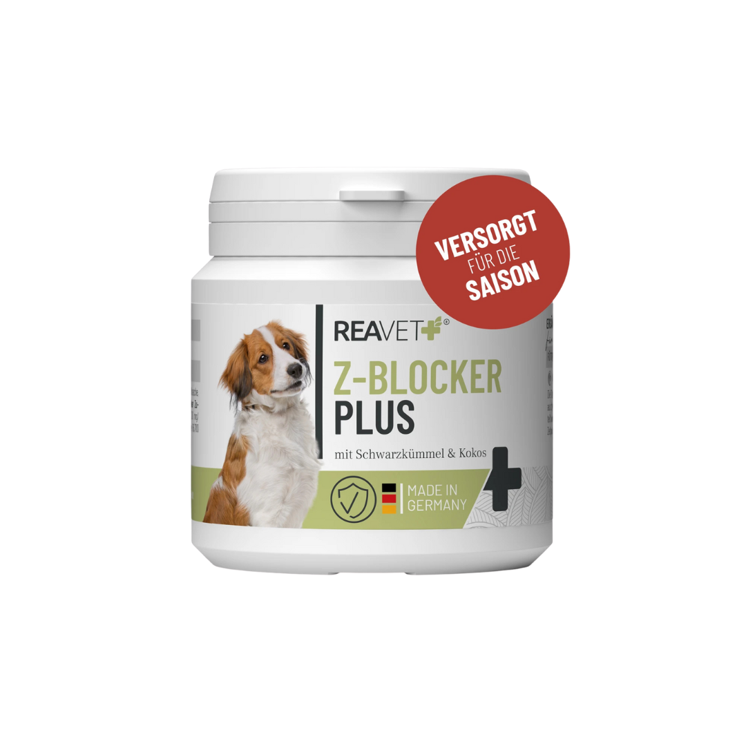 Weißer Behälter mit Aufschrift 'REAVET Z-BLOCKER PLUS mit Schwarzkümmel & Kokos', deutschem Flaggenlogo und rotem Kreis mit Text 'VERSORGT FÜR DIE SAISON'.