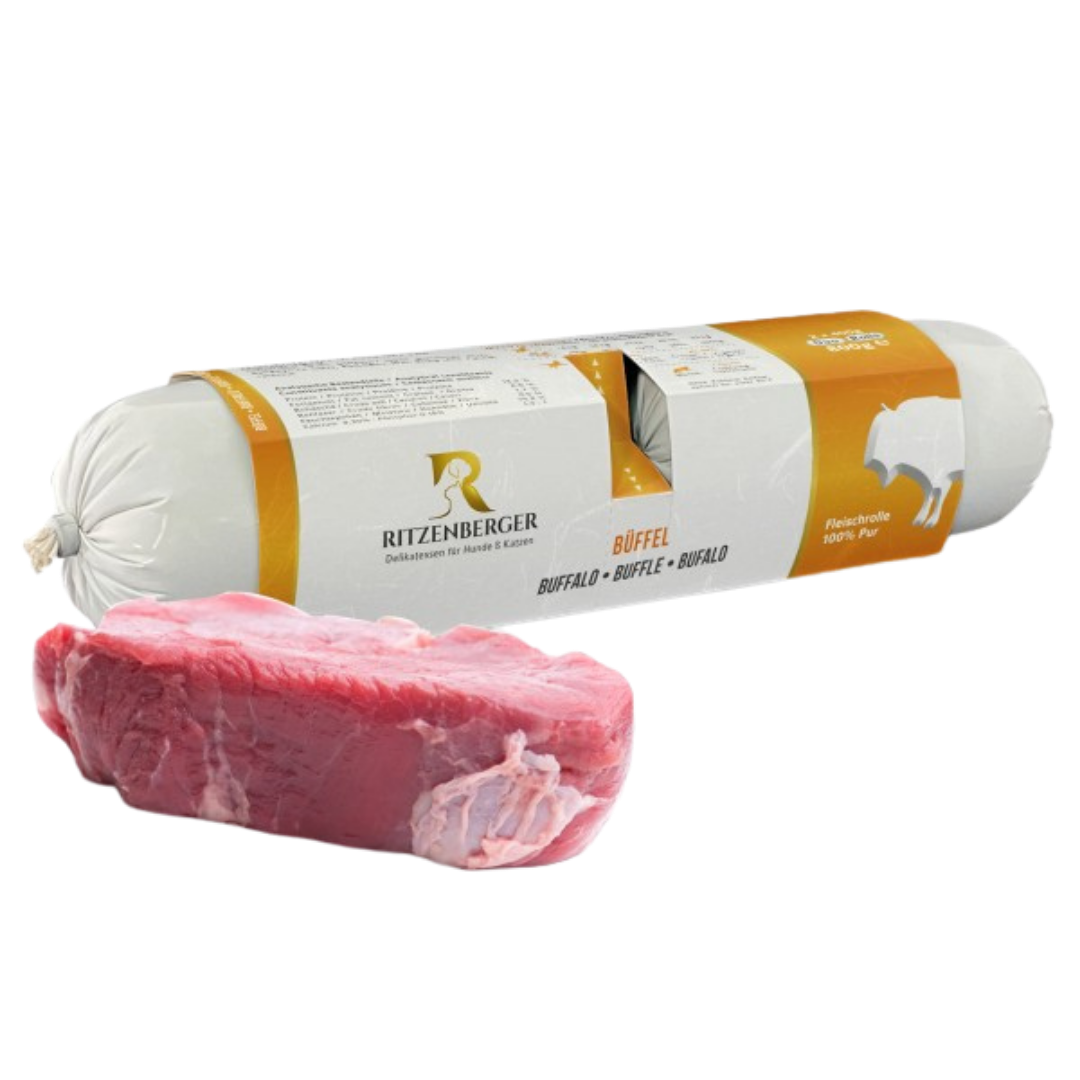 Verpackte Fleischrolle mit Büffel von Ritzenberger, daneben rohe Büffelfleischstücke