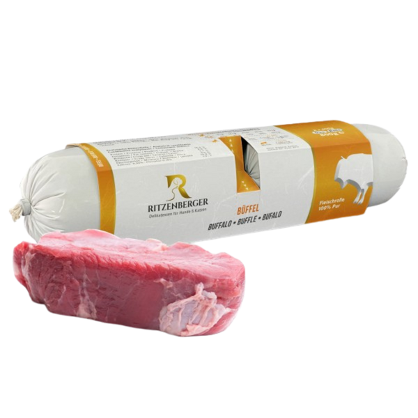 Verpackte Fleischrolle mit Büffel von Ritzenberger, daneben rohe Büffelfleischstücke