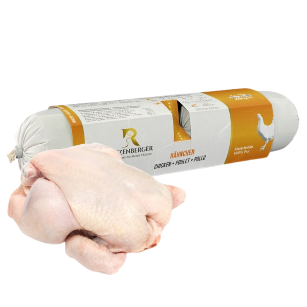 Verpackte Fleischrolle mit Hähnchen von Ritzenberger, daneben ein rohes Hühnchen.