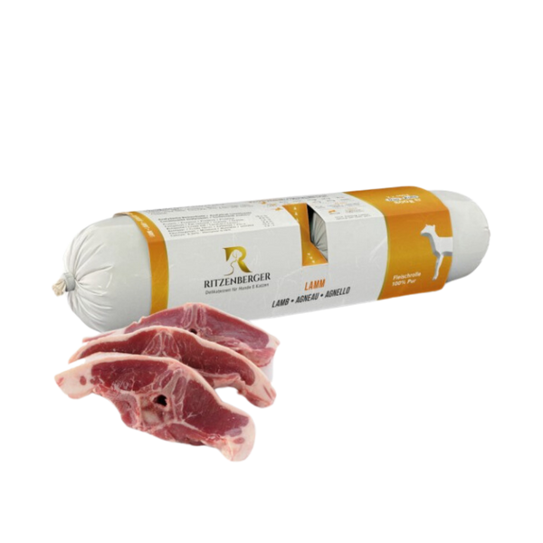 Verpackte Fleischrolle mit Lamm von Ritzenberger, daneben rohe Lammfleischstücke