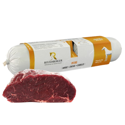 Verpackte Fleischrolle mit Pferd von Ritzenberger, daneben ein rohes Stück Pferdfleisch