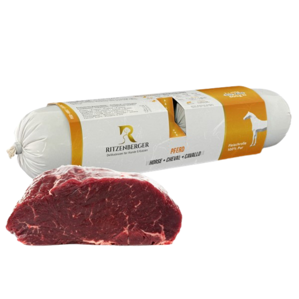 Verpackte Fleischrolle mit Pferd von Ritzenberger, daneben ein rohes Stück Pferdfleisch