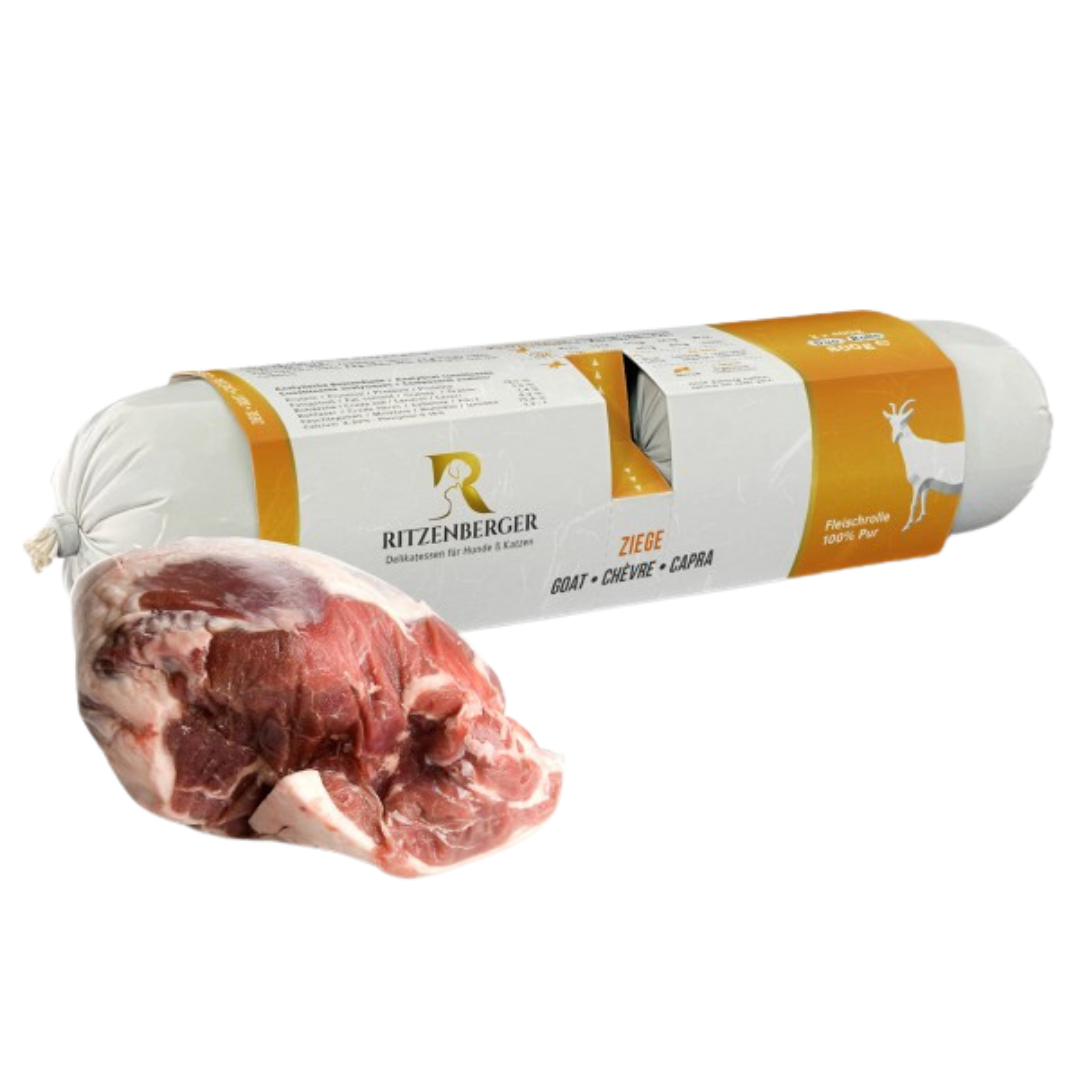 Verpackte Fleischrolle mit Ziege von Ritzenberger, daneben ein rohes Stück Ziegenfleisch