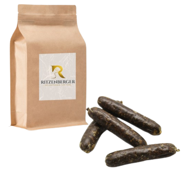 Braune Papiertüte mit Aufkleber 'Ritzenberger' neben vier dunkelbraunen, länglichen Würsten.