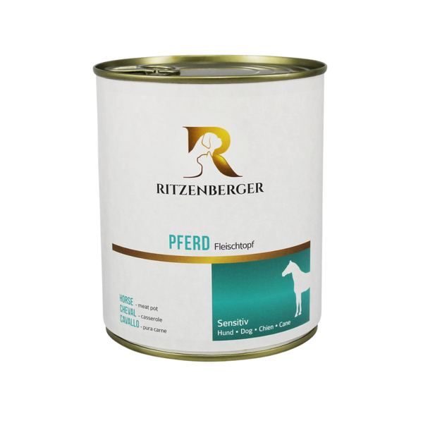 Weiße Dose mit goldfarbenem Deckel, Aufschrift 'Ritzenberger', 'Pferd Fleischtopf', darunter türkises Feld mit Pferdesilhouette und den Worten 'Sensitiv Hund Dog Chien Cane'.
